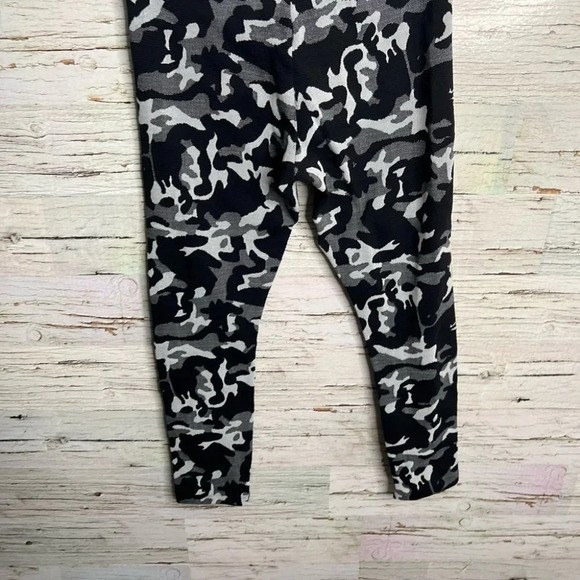 Koral Knockout Cropped Legging Black  Camo size medium gray black - Picture 6 of 8
